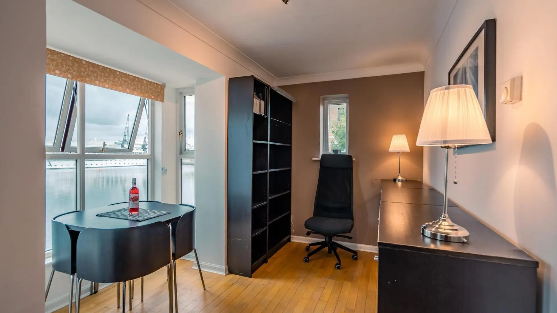 Excel London Riverview Luxury Apartment -Sleep 6- Free Parking- Playstation 4