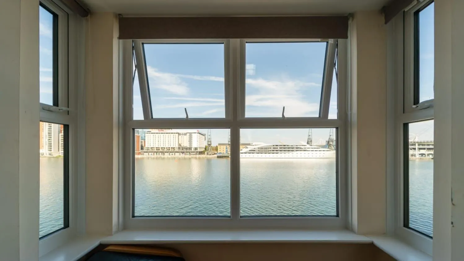 Excel London Riverview Luxury Apartment -Sleep 6- Free Parking- Playstation 4