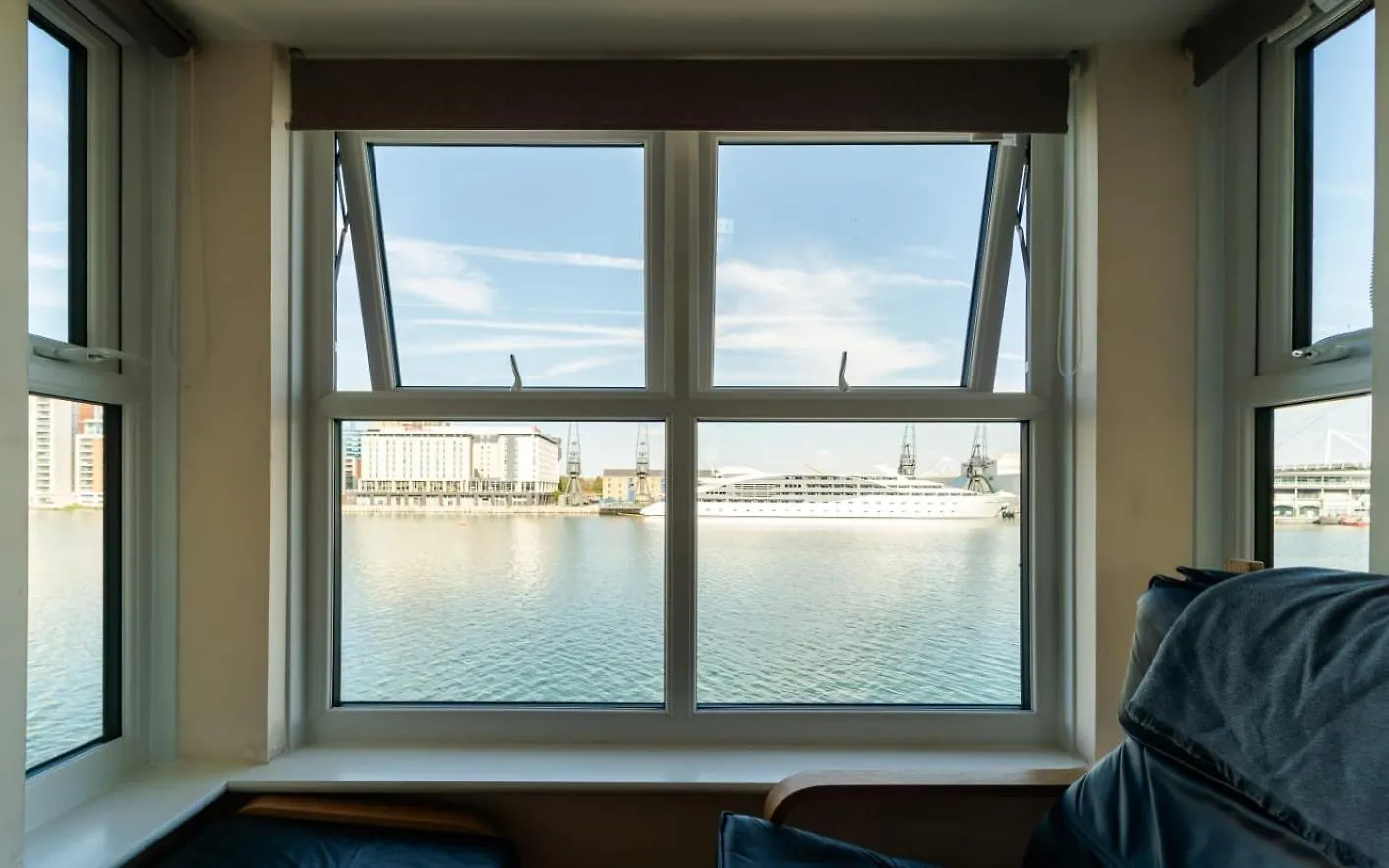Excel London Riverview Luxury Apartment -Sleep 6- Free Parking- Playstation 4 0*,  United Kingdom