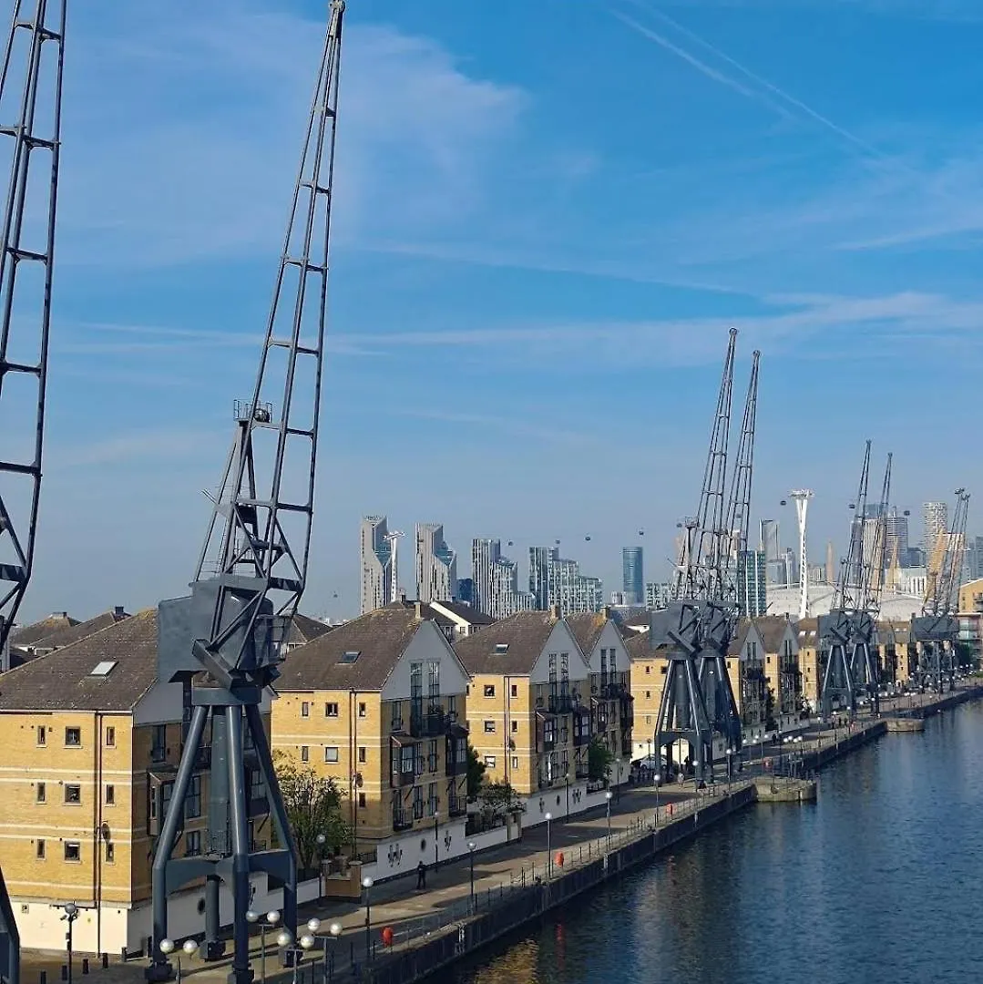 Excel London Riverview Luxury Apartment -Sleep 6- Free Parking- Playstation 4