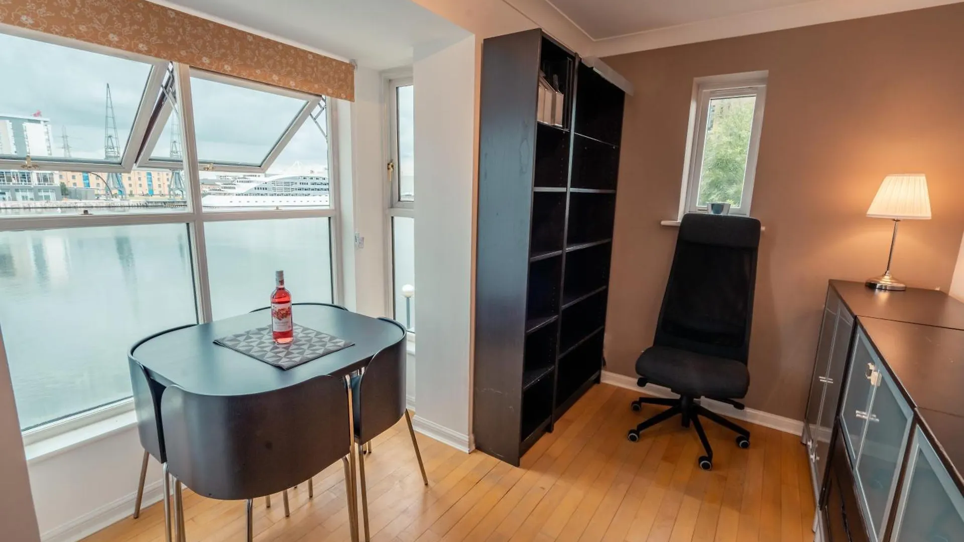 Excel London Riverview Luxury Apartment -Sleep 6- Free Parking- Playstation 4